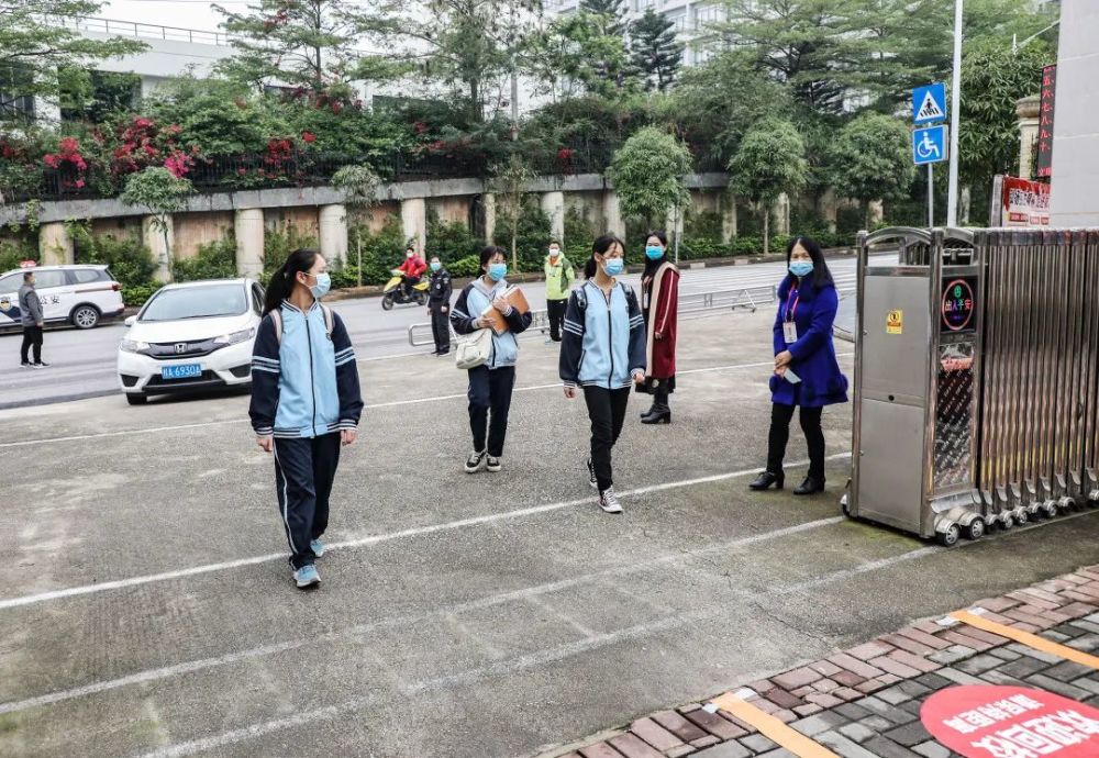 学生陆续走进校门.