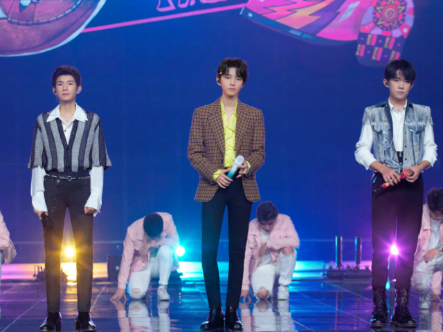 tfboys演唱会|TFBOYS演唱会破世界纪录，现场却争议不断，直播改录播惹怒粉丝！