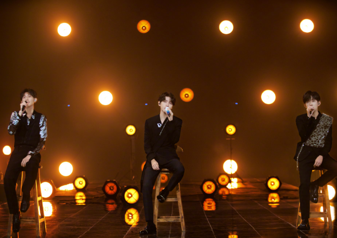 tfboys演唱会|TFBOYS演唱会破世界纪录，现场却争议不断，直播改录播惹怒粉丝！