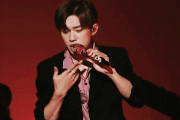 tfboys演唱会|TFBOYS演唱会破世界纪录，现场却争议不断，直播改录播惹怒粉丝！