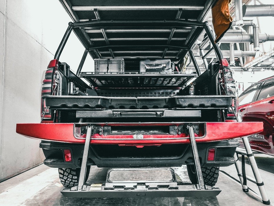 长城炮越野皮卡穿越版主攻长途越野,它重新设计了低风噪涉水喉,车内还