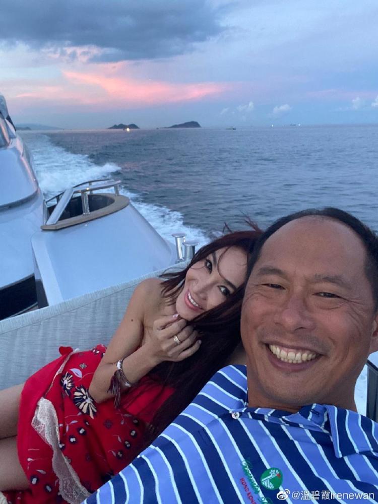 温碧霞|54岁温碧霞为养子庆生，逛乐园办party贴面合影，亲吻脸颊好温馨