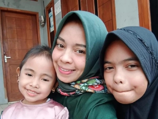 妻子|印尼女子公开卖房寻夫：只要买房，就送老婆和两个孩子