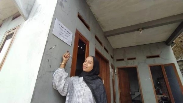 妻子|印尼女子公开卖房寻夫：只要买房，就送老婆和两个孩子