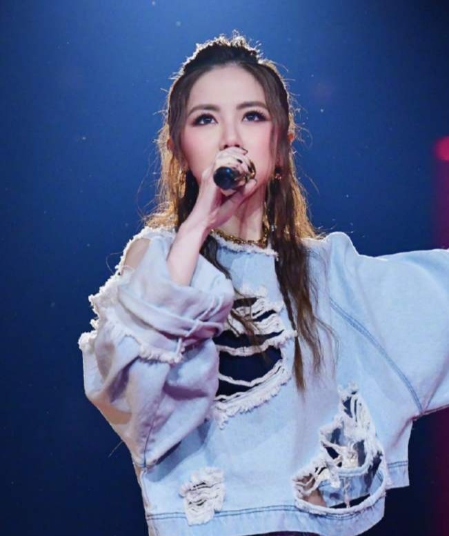 演唱会破音跑调,害怕恐高被要求蹦极,邓紫棋暖心开导学员!