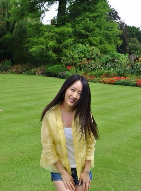 杨钰莹罕见游客照,穿黄色外套配牛仔短裤,摆pose游客味十足