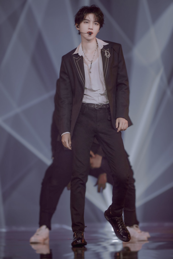 王俊凯在周年舞台频繁犯低血糖吊威亚犯病也不妥协太敬业让人心疼