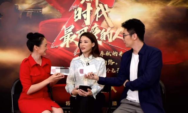 董卿|董卿深夜现身酒店谈工作，素颜气质佳，疑为《朗读者》3做准备？