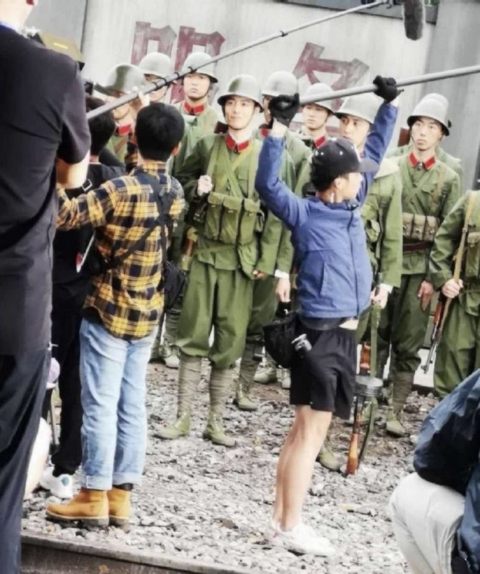 肖战|肖战进组拍戏低调复出，新剧士兵造型曝光，粉丝理智呼吁拒绝路透