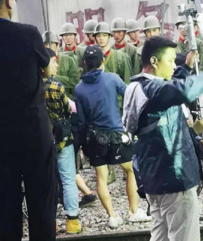 肖战|肖战进组拍戏低调复出，新剧士兵造型曝光，粉丝理智呼吁拒绝路透