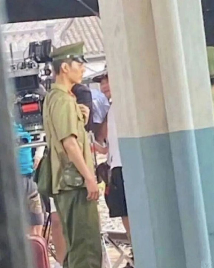 肖战|肖战进组拍戏低调复出，新剧士兵造型曝光，粉丝理智呼吁拒绝路透
