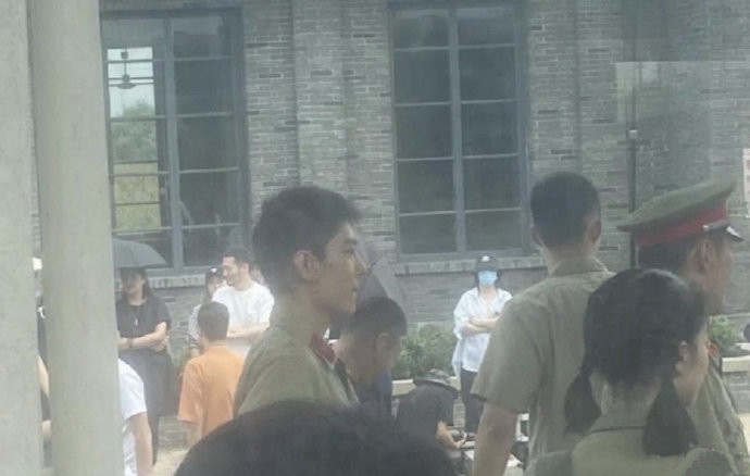 肖战|肖战进组拍戏低调复出，新剧士兵造型曝光，粉丝理智呼吁拒绝路透