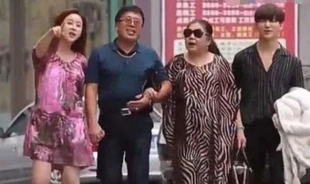 咸素媛|女星嫁小18岁嫩男，上节目被老公两次泼牛粪，还和公公牵手逛街