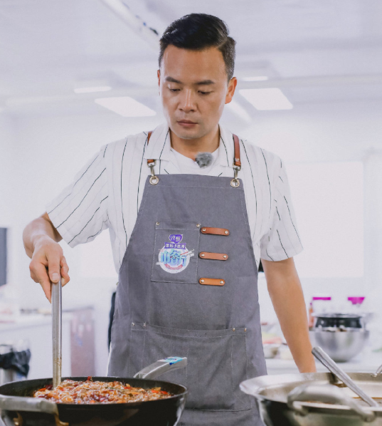 《中餐厅》卫生遭质疑,看了林大厨的做饭灶台,难为赵丽颖黄晓明他们了