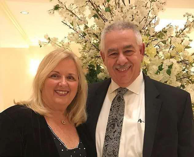 多那太罗|美国父亲开车冲撞议员报复其泄露儿子照片，女议员发起诉讼