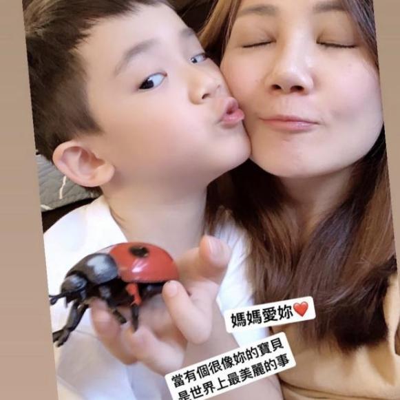 梁静茹|梁静茹罕晒6岁儿子正面照，变身篮球小少年，不愧是最帅星二代