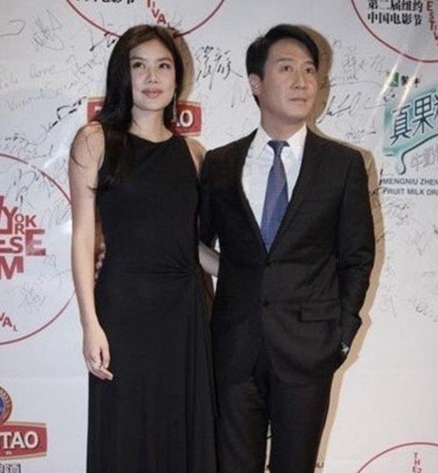 40岁乐基儿豪华游艇庆生怀抱儿子亲吻丈夫一家三口合照显温馨