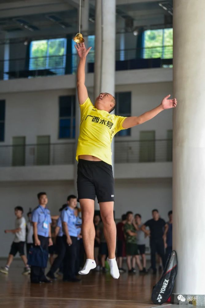 每个考生可以有三次机会纵跳摸高的规则是这样子的:受测者双脚自然