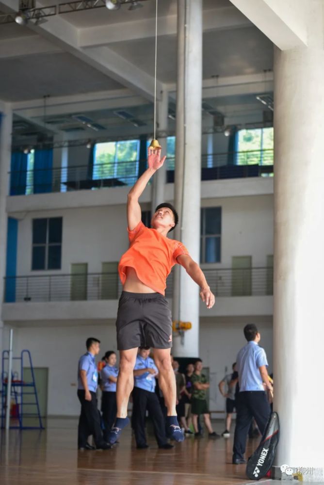 每个考生可以有三次机会纵跳摸高的规则是这样子的:受测者双脚自然