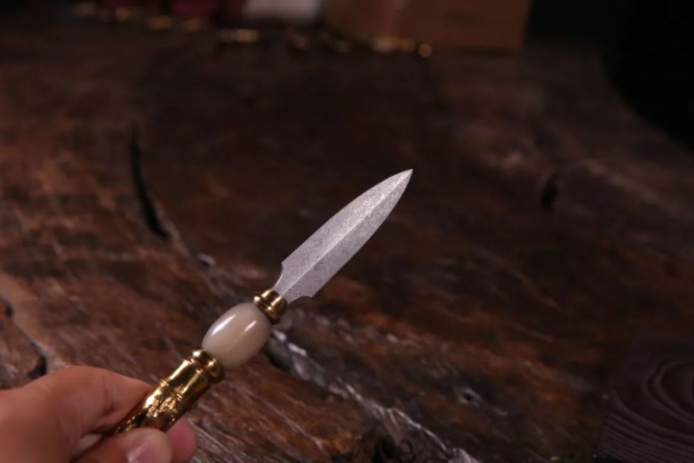 茶饼|来自外太空的神秘礼物——这些用陨铁制作的精品茶剑，美的深入人心