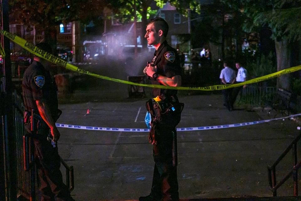 皇后区|男子正在“毒窝”公园打篮球，突然被一颗子弹穿过头部当场死亡