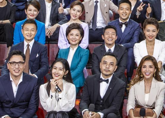 这两个人都是《新闻联播》的主持人,能在新闻联播上出现,可见他们的