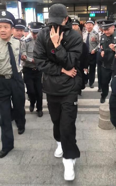 李佳琦|于谦阻止保安赶人，有葛优的风范，与李佳琦、吴亦凡形成鲜明对比