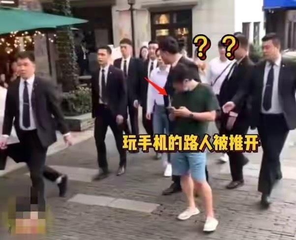 李佳琦|于谦阻止保安赶人，有葛优的风范，与李佳琦、吴亦凡形成鲜明对比