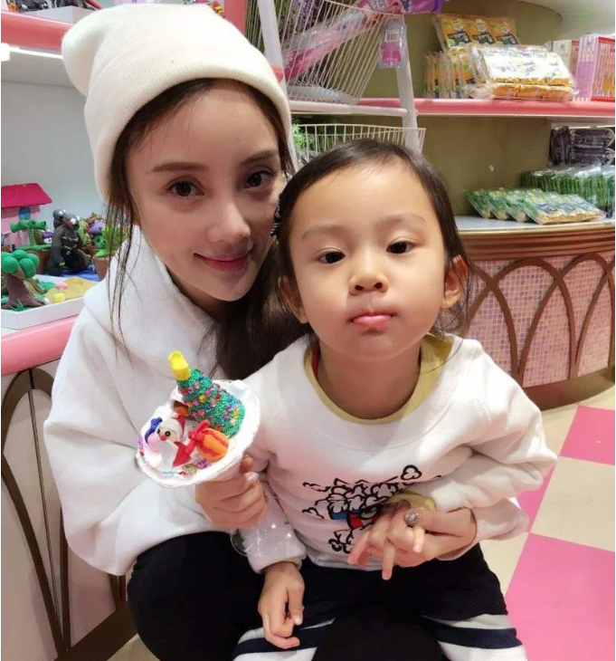 贾乃亮独自带女儿外出用餐甜馨颜值直线上升越来越像李小璐了