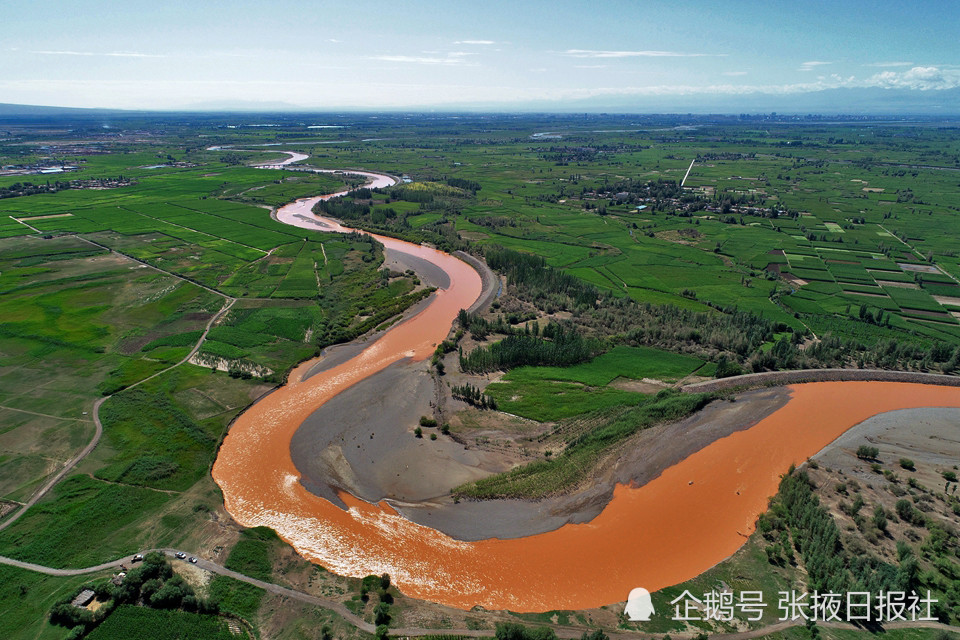 甘肃张掖黑河水蜿蜒曲折流经地美如画