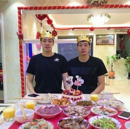 男篮双胞胎弟弟任骏飞,投资开餐厅,娶空姐妻子,分辨不出丈夫