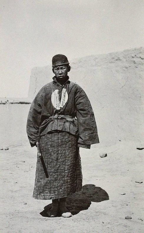 清朝老照片:穷人家衣不遮体,富人家挥霍无度