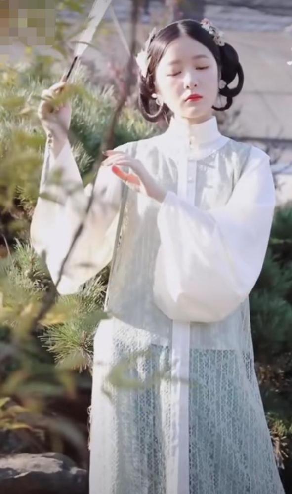 徐娇|23岁徐娇罕曝近况！为卖货顶烈日拍片，淡出圈后成汉服店老板娘