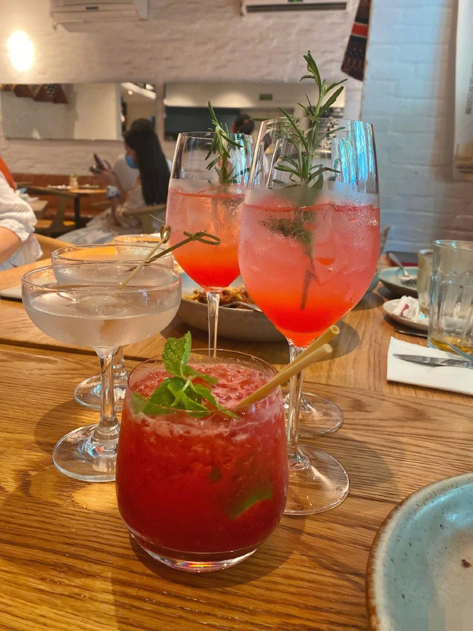 高圆圆|高圆圆被传怀二胎后与友人小聚，和男闺蜜贴脸搭肩不怕赵又廷吃醋