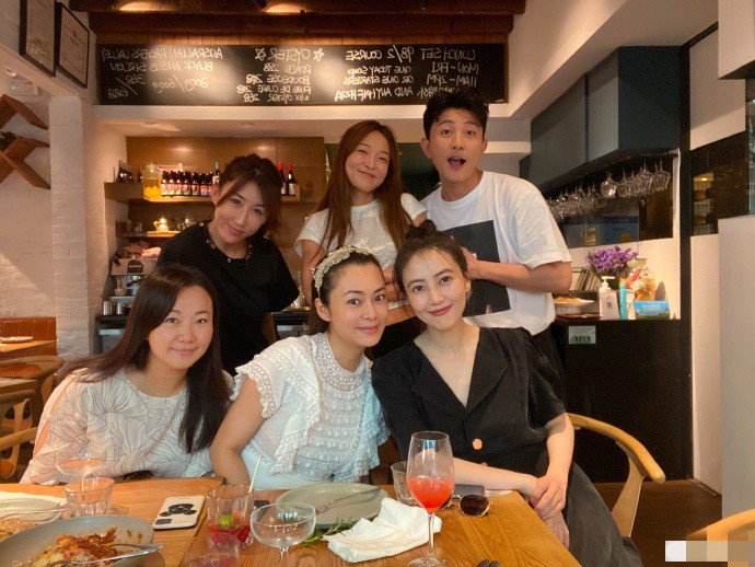 高圆圆|高圆圆被传怀二胎后与友人小聚，和男闺蜜贴脸搭肩不怕赵又廷吃醋