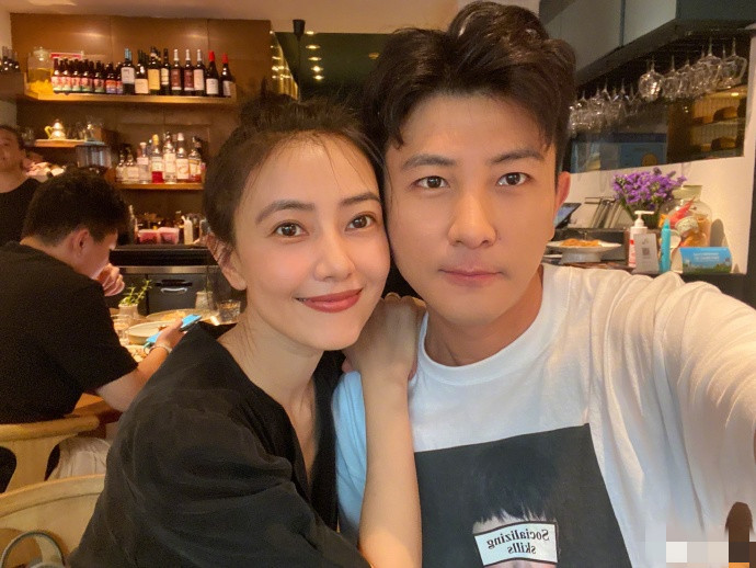 高圆圆|高圆圆被传怀二胎后与友人小聚，和男闺蜜贴脸搭肩不怕赵又廷吃醋