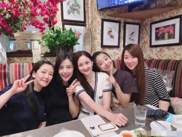 高圆圆|高圆圆被传怀二胎后与友人小聚，和男闺蜜贴脸搭肩不怕赵又廷吃醋