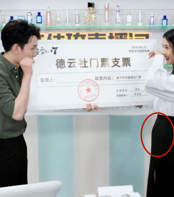 高圆圆|高圆圆被传怀二胎后与友人小聚，和男闺蜜贴脸搭肩不怕赵又廷吃醋