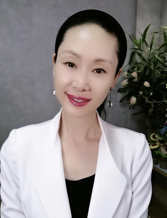 55岁于文华仍靠走穴商演养家场地冷清令人唏嘘患病也不休息