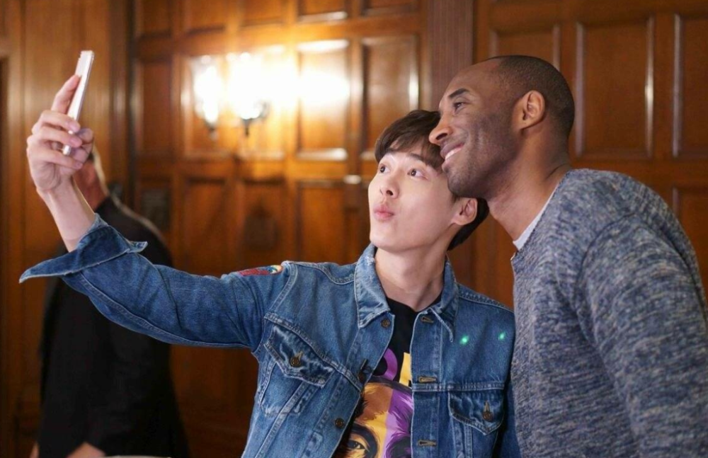 李易峰祝科比生日快乐,粉丝:不说再见黑曼巴精神永存,科比生日快乐