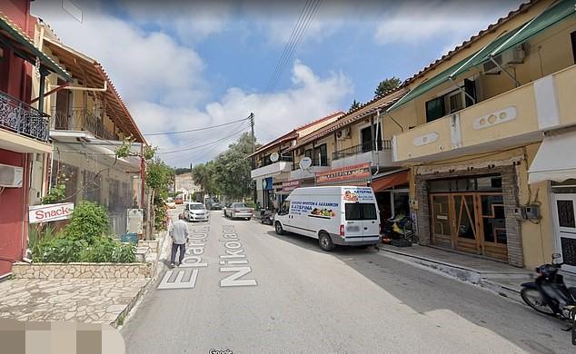 英国_社会|英国妈妈留4个月大婴儿独自抱空奶瓶睡觉，一觉醒来孩子离奇死亡