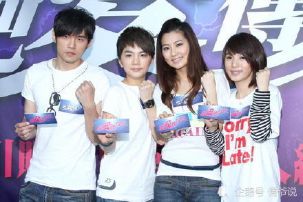 周杰伦|周杰伦晒20年前旧照，网友纷纷被他帅到，原来当年是被颜值吸引