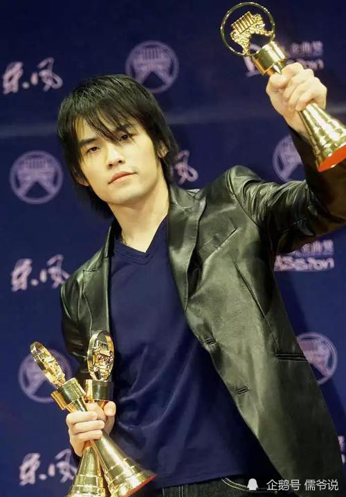 周杰伦|周杰伦晒20年前旧照，网友纷纷被他帅到，原来当年是被颜值吸引