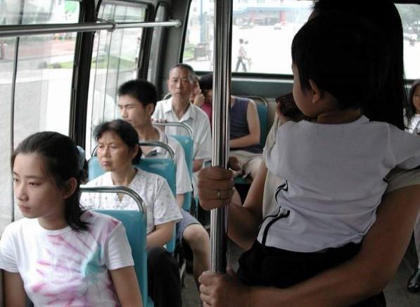 公交上6岁男孩给老人让座,却被妈妈制止,乘客反而夸赞做得好