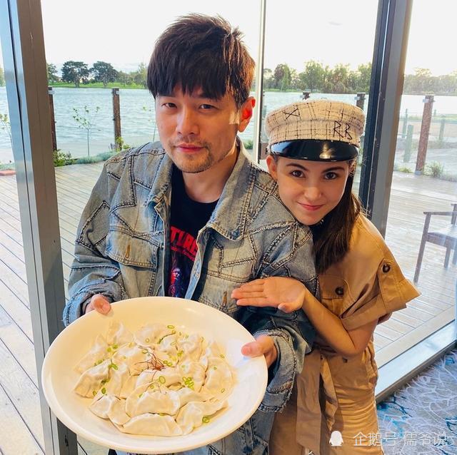 周杰伦|周杰伦晒20年前旧照，网友纷纷被他帅到，原来当年是被颜值吸引