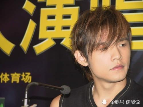 周杰伦|周杰伦晒20年前旧照，网友纷纷被他帅到，原来当年是被颜值吸引