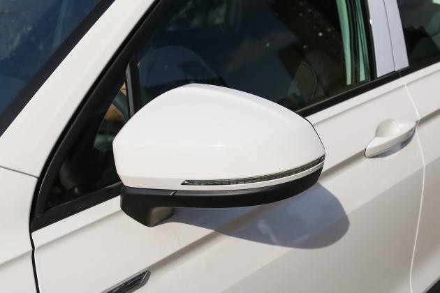 该车的格栅山岳式的进气格栅看起来比较扁平,采用银色的镀铬饰条装饰