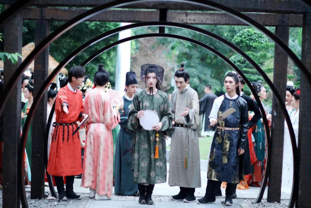 汉服|汉服KOL和资深爱好者聚成都 还原千余年前的潮生活