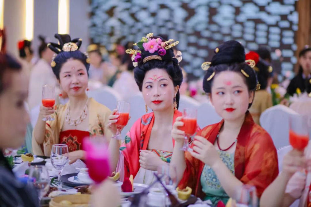 汉服|汉服KOL和资深爱好者聚成都 还原千余年前的潮生活