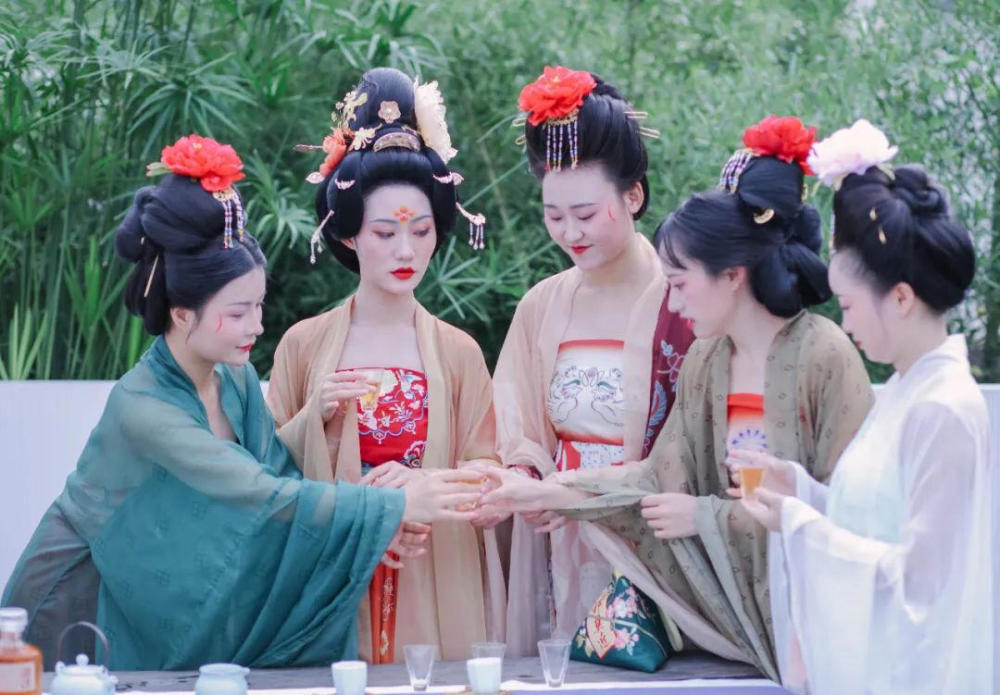 汉服|汉服KOL和资深爱好者聚成都 还原千余年前的潮生活